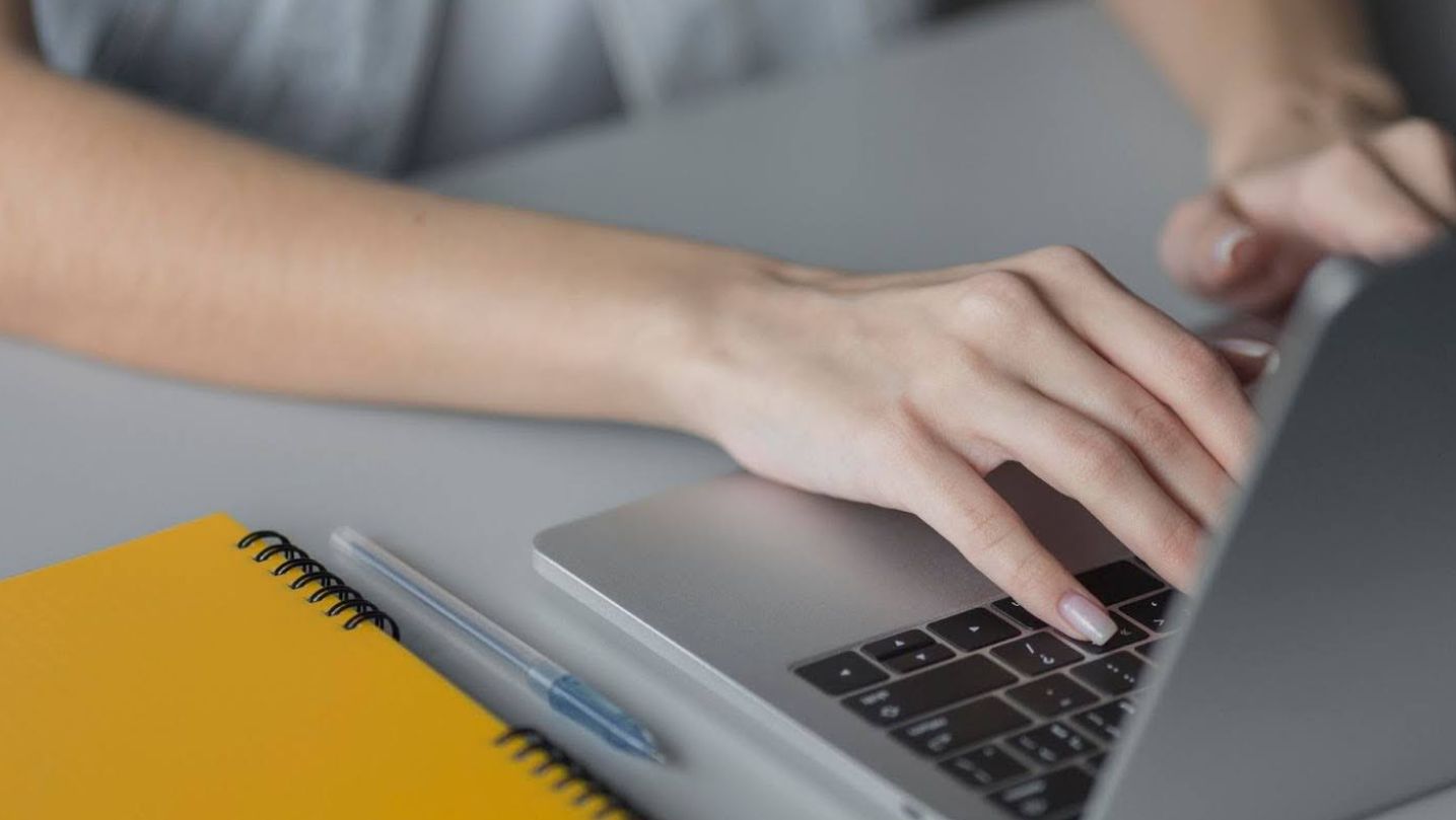 Human essay writer from essayhub vs ai what works better for your papers