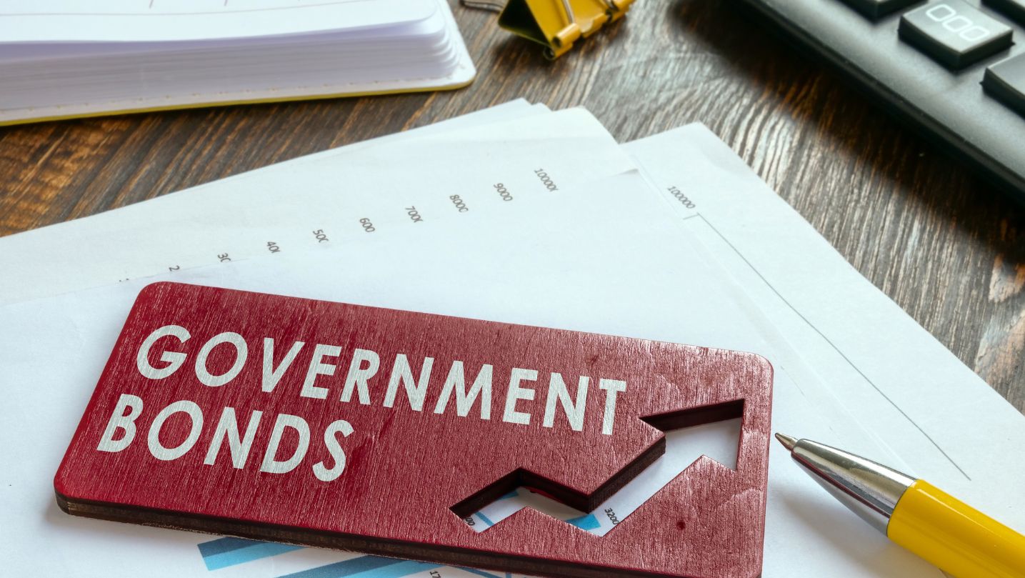 Government bonds as a defensive asset when sovereign debt strengthens a portfolio